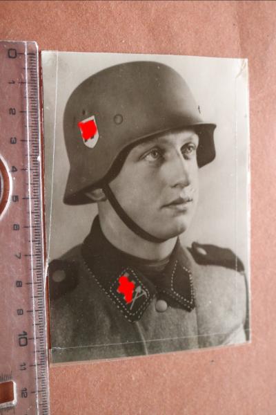 Portrait eines  Soldaten des SS-Pioniersturmbann mit Stahlhelm - neuzeitlicher Abzug